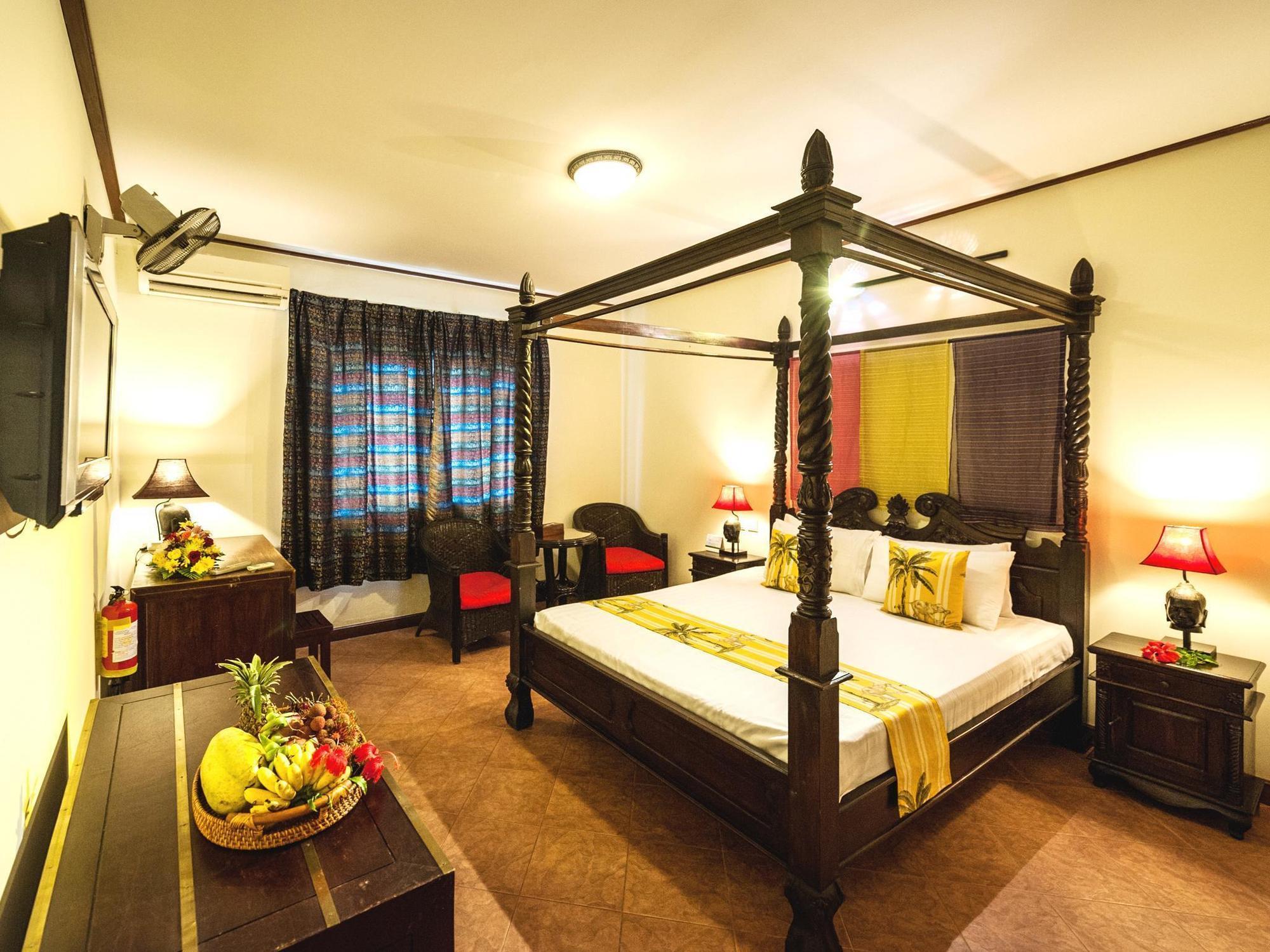 Red Hibiscus Hotel Phnom Penh Exterior photo