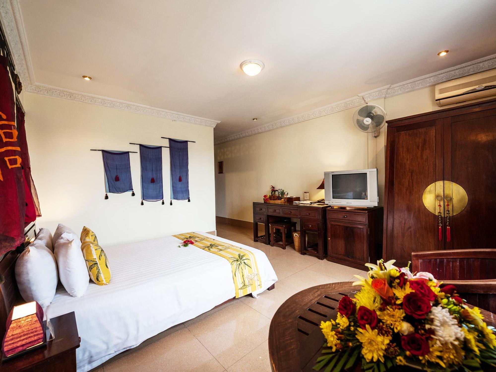 Red Hibiscus Hotel Phnom Penh Exterior photo
