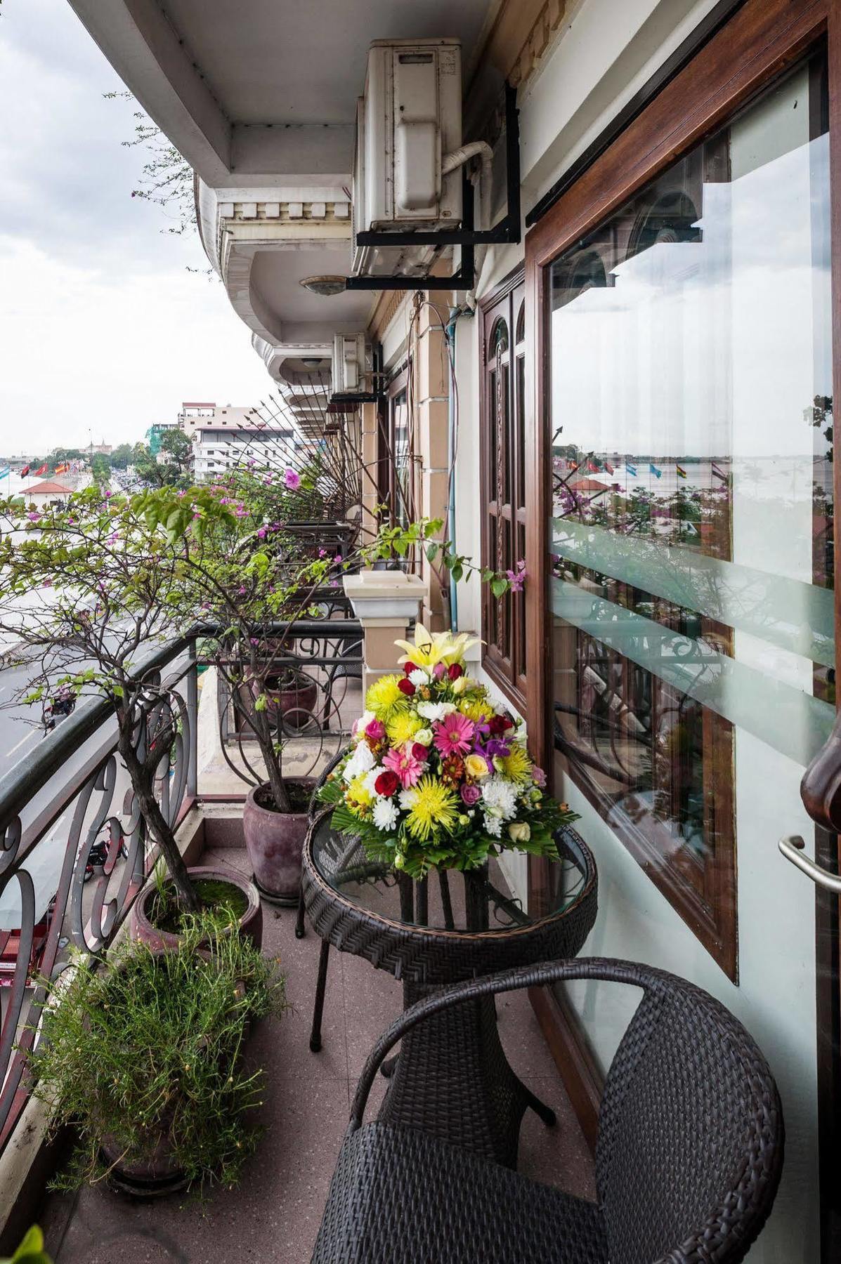 Red Hibiscus Hotel Phnom Penh Exterior photo
