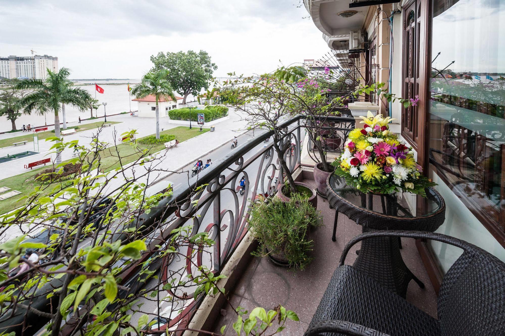 Red Hibiscus Hotel Phnom Penh Exterior photo